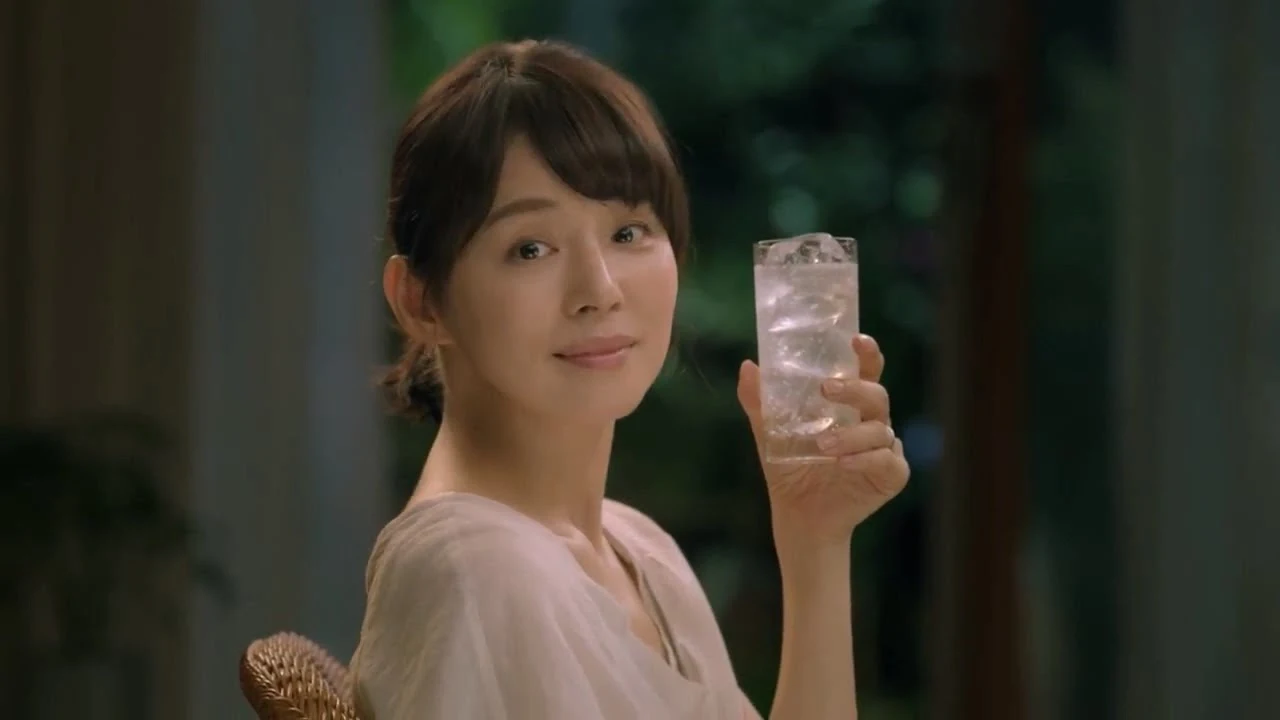 【日本CM】47歲石田百合子只以溫婉治癒的笑容來吸引你喝酒